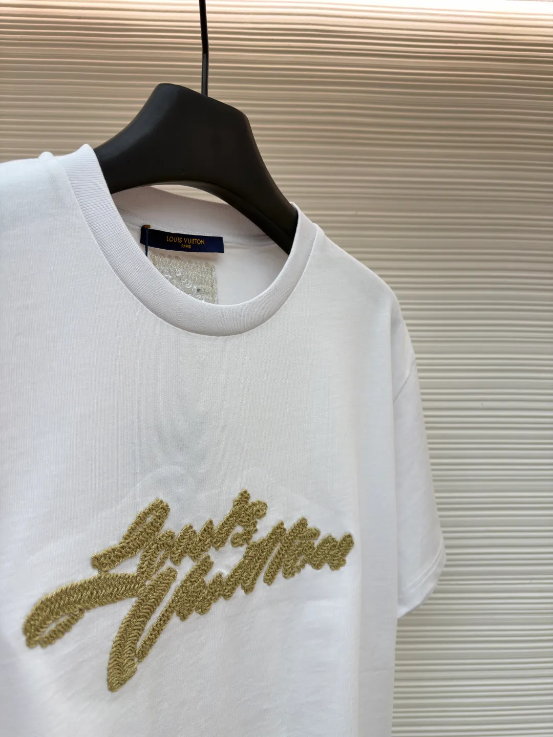LOUIS VUITTON Raffia letter embroidered short sleeves ●Authentic product: Purchased and developed for 10399 ●Item number: 1680198-X95 ●Material: plain weave high-quality cotton ●Technology: double yarn tensioner thread ●Version: fitted version ●Weight: about 245 grams ●Size: S-M-L-XL ●Description: Clever use of iconic elements like raffia to add a touch of handcrafted flavor to the classic silhouette. Decorated with Louis Vuitton embroidery on the chest and Marque 1.Vuitton Dé 💰osée label on the back. The overall wiring is straight and delicate, the fabric is comfortable and soft, and the color is consistent without color difference. It can be matched with the same style to create a fashionable look and control various occasions. Customized accessories, complete with three standards, same style for men and women!